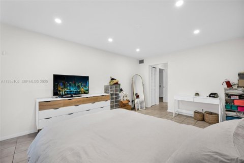 Condo in Hollywood, Florida, 2 bedrooms № 2059676 - photo 14