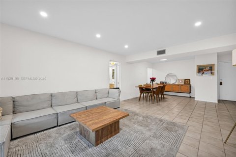 Condo in Hollywood, Florida, 2 bedrooms № 2059676 - photo 4