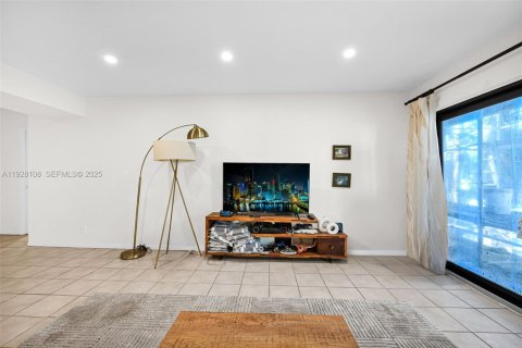 Condo in Hollywood, Florida, 2 bedrooms № 2059676 - photo 3