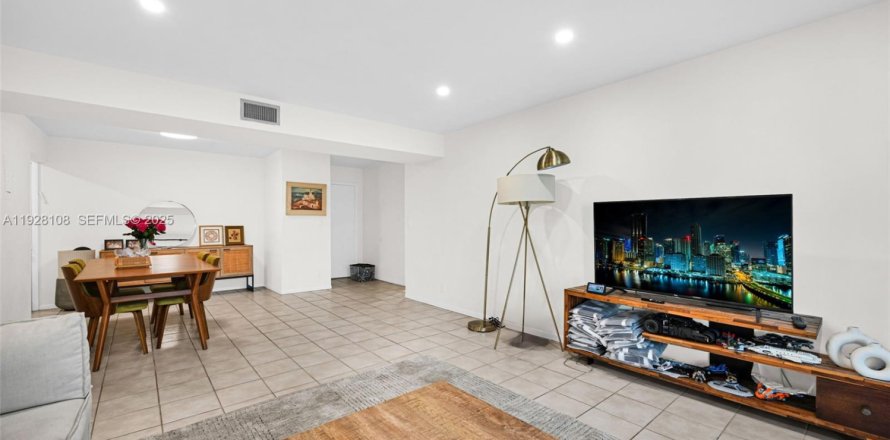 Condo in Hollywood, Florida, 2 bedrooms № 2059676