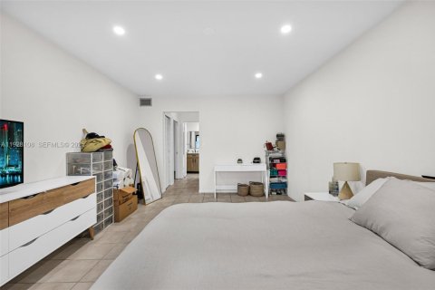 Condo in Hollywood, Florida, 2 bedrooms № 2059676 - photo 13