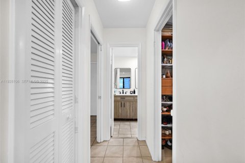 Condo in Hollywood, Florida, 2 bedrooms № 2059676 - photo 15