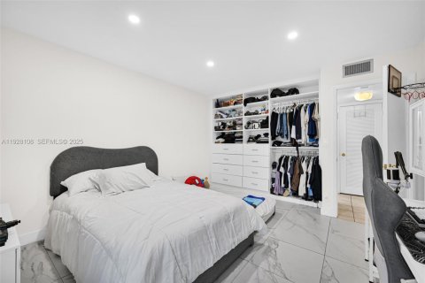 Condo in Hollywood, Florida, 2 bedrooms № 2059676 - photo 21