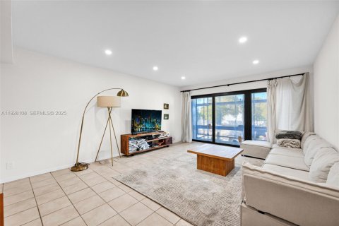 Condo in Hollywood, Florida, 2 bedrooms № 2059676 - photo 29