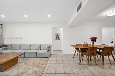 Condo in Hollywood, Florida, 2 bedrooms № 2059676 - photo 2