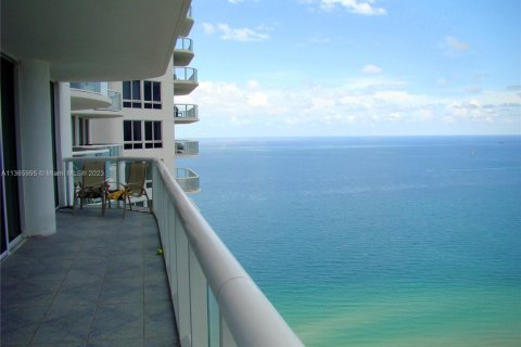 Condo in Miami Beach, Florida, 2 bedrooms № 2399689 - photo 5