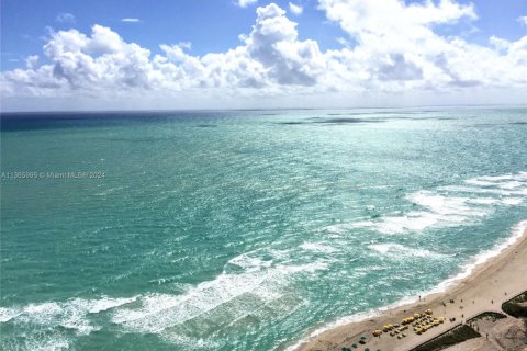 Condo in Miami Beach, Florida, 2 bedrooms № 2399689 - photo 11