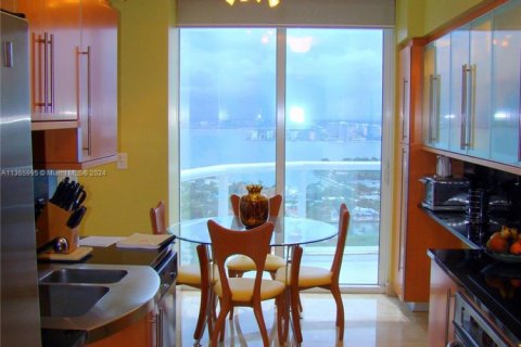 Condo in Miami Beach, Florida, 2 bedrooms № 2399689 - photo 17