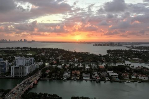 Condo in Miami Beach, Florida, 2 bedrooms № 2399689 - photo 10