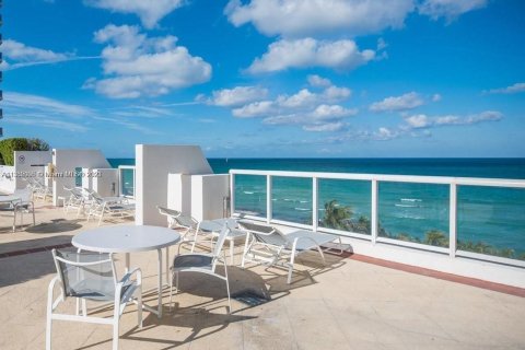 Condo in Miami Beach, Florida, 2 bedrooms № 2399689 - photo 6