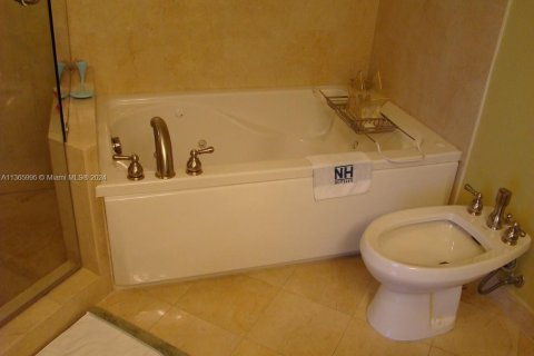 Condo in Miami Beach, Florida, 2 bedrooms № 2399689 - photo 4