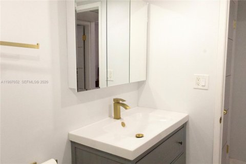 Condo in Miami Beach, Florida, 1 bedroom № 2082072 - photo 8