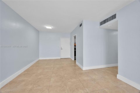 Condo in Miami Beach, Florida, 2 bedrooms № 1993976 - photo 28