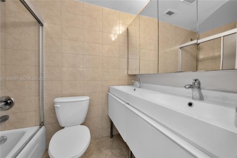 Condo in Miami Beach, Florida, 2 bedrooms № 1993976 - photo 11