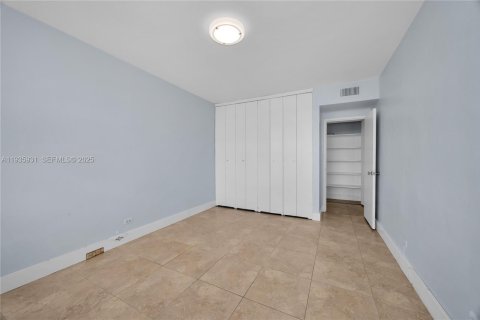 Condo in Miami Beach, Florida, 2 bedrooms № 1993976 - photo 23