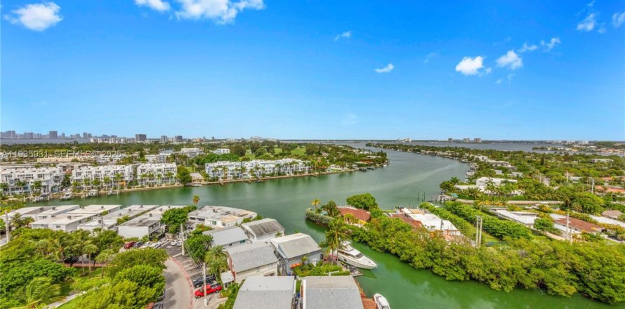 Condo in Miami Beach, Florida, 2 bedrooms № 1993976