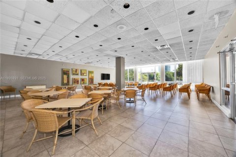 Condo in Miami Beach, Florida, 2 bedrooms № 1993976 - photo 15