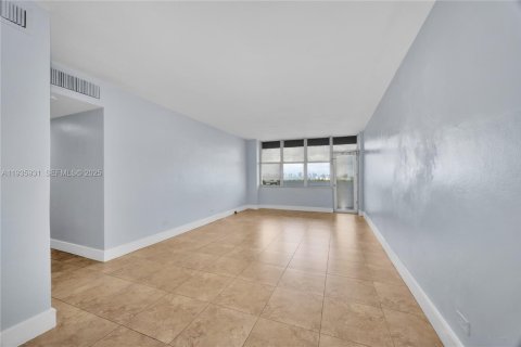 Condo in Miami Beach, Florida, 2 bedrooms № 1993976 - photo 26
