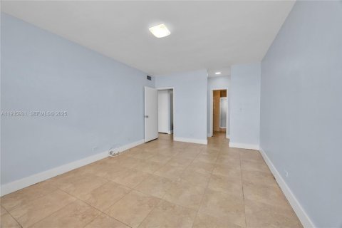 Condo in Miami Beach, Florida, 2 bedrooms № 1993976 - photo 25