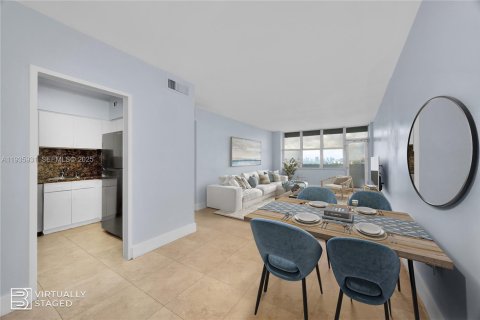 Condo in Miami Beach, Florida, 2 bedrooms № 1993976 - photo 2