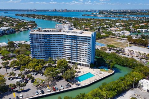 Condo in Miami Beach, Florida, 2 bedrooms № 1993976 - photo 20