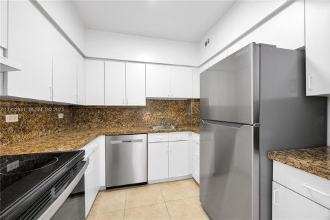 Condo in Miami Beach, Florida, 2 bedrooms № 1993976 - photo 6