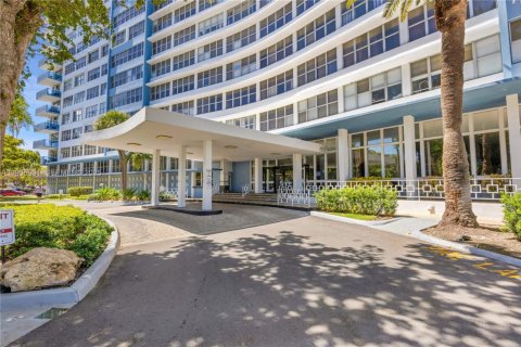 Condo in Miami Beach, Florida, 2 bedrooms № 1993976 - photo 13