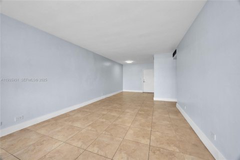 Condo in Miami Beach, Florida, 2 bedrooms № 1993976 - photo 27