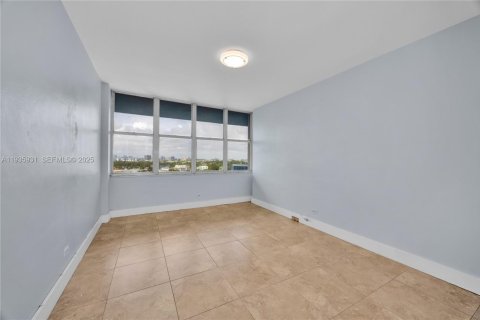 Condo in Miami Beach, Florida, 2 bedrooms № 1993976 - photo 8