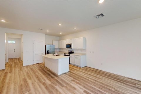 Townhouse in Land O' Lakes, Florida 3 bedrooms, 155.43 sq.m. № 1918470 - photo 10