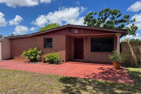 House in Tampa, Florida 3 bedrooms, 105.82 sq.m. № 1734806 - photo 2