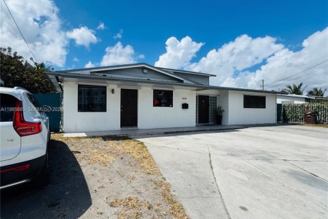 House in Hialeah, Florida 4 bedrooms, 277.03 sq.m. № 2048099