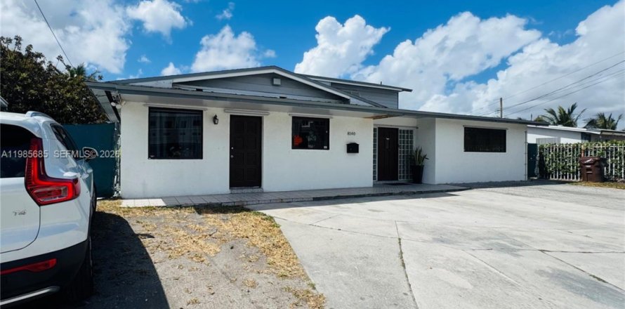 House in Hialeah, Florida 4 bedrooms, 277.03 sq.m. № 2048099