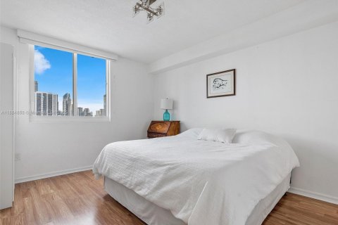 Condo in Miami, Florida, 2 bedrooms  № 1931638 - photo 17