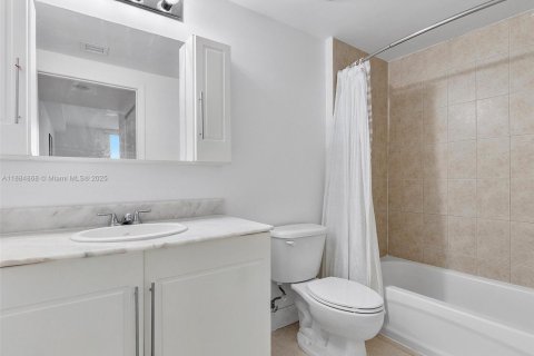 Condo in Miami, Florida, 2 bedrooms  № 1931638 - photo 6