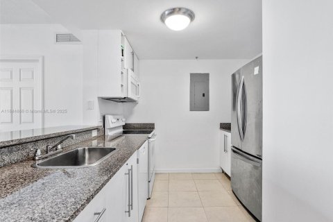 Condo in Miami, Florida, 2 bedrooms  № 1931638 - photo 15