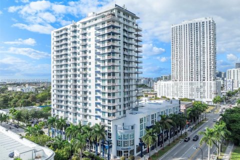 Condo in Miami, Florida, 2 bedrooms  № 1931638 - photo 1