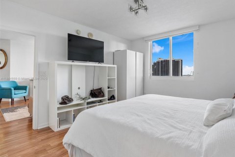 Condo in Miami, Florida, 2 bedrooms  № 1931638 - photo 7