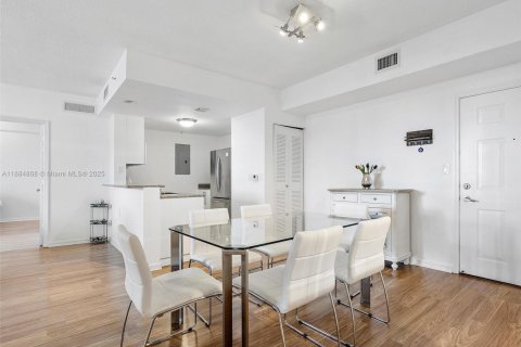 Condo in Miami, Florida, 2 bedrooms  № 1931638 - photo 13