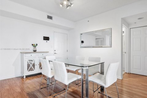 Condo in Miami, Florida, 2 bedrooms  № 1931638 - photo 4