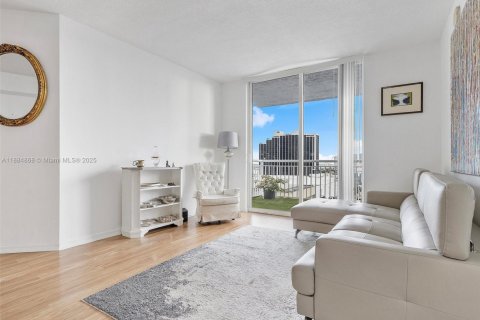 Condo in Miami, Florida, 2 bedrooms  № 1931638 - photo 11