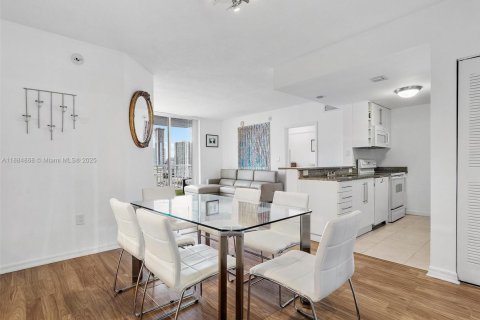 Condo in Miami, Florida, 2 bedrooms  № 1931638 - photo 14