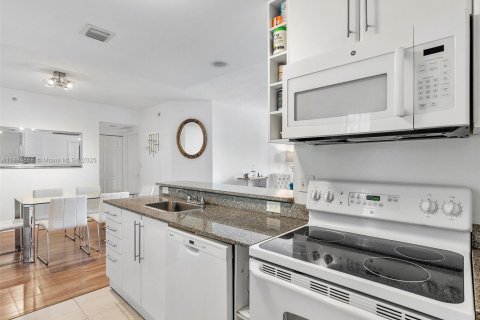 Condo in Miami, Florida, 2 bedrooms  № 1931638 - photo 3