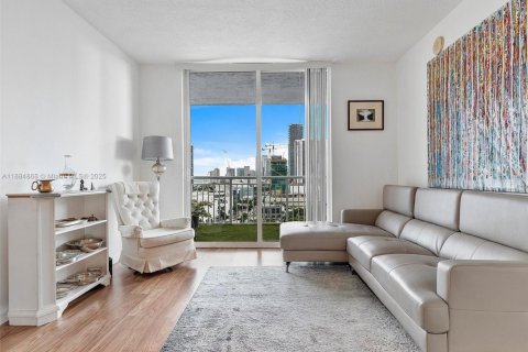 Condo in Miami, Florida, 2 bedrooms  № 1931638 - photo 2