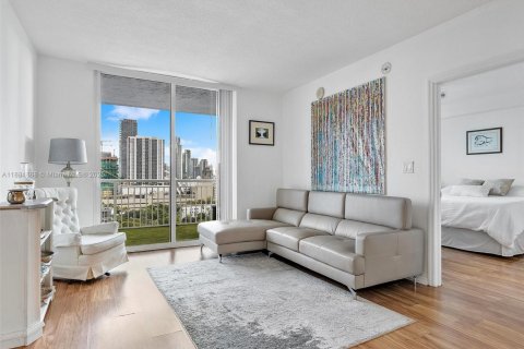 Condo in Miami, Florida, 2 bedrooms  № 1931638 - photo 10