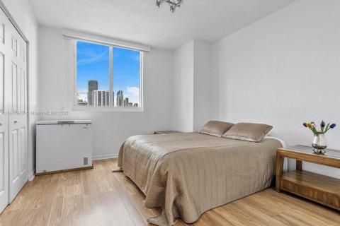 Condo in Miami, Florida, 2 bedrooms  № 1931638 - photo 5
