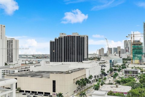 Condo in Miami, Florida, 2 bedrooms  № 1931638 - photo 22