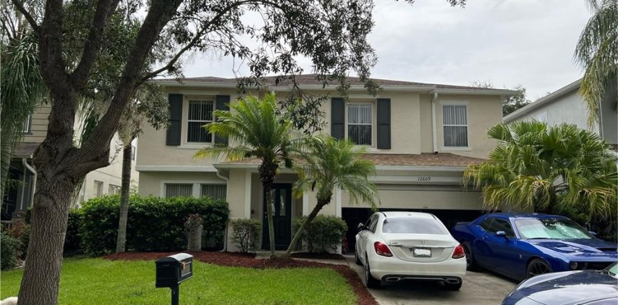 House in Orlando, Florida 5 bedrooms, 263.29 sq.m. № 1838056