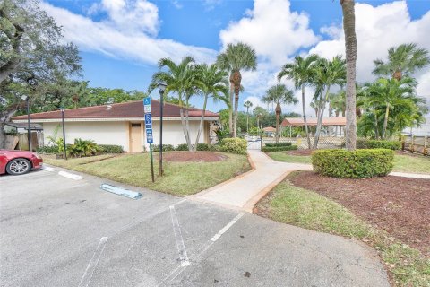 Condo in Lauderhill, Florida, 2 bedrooms  № 918695 - photo 1