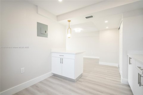 Apartment in Miami Beach, Florida 2 bedrooms, 92.9 sq.m. № 1925366 - photo 14